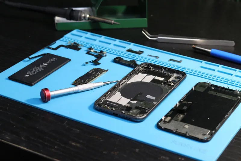 That $400 Smart Fridge Has a Worse Radio Than My $5 Dev Board: A Kitchen Appliance Teardown